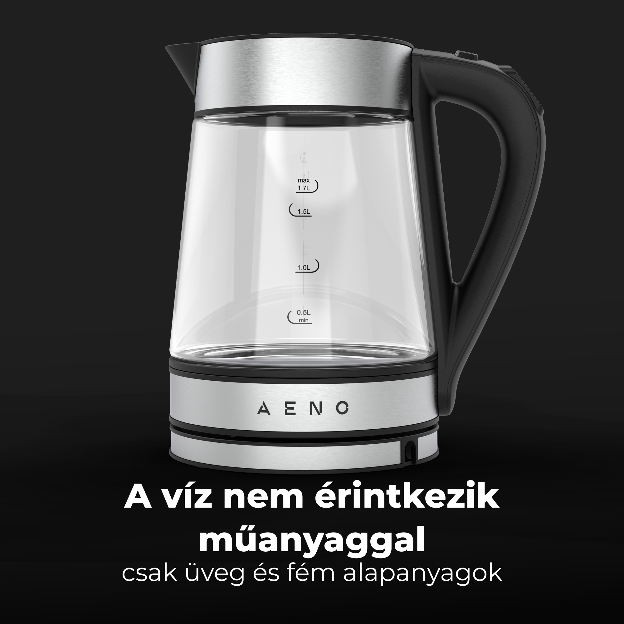 Átlátszó üveg vízforraló fekete fogantyúval és ezüstszínű díszítéssel, fekete háttér előtt.