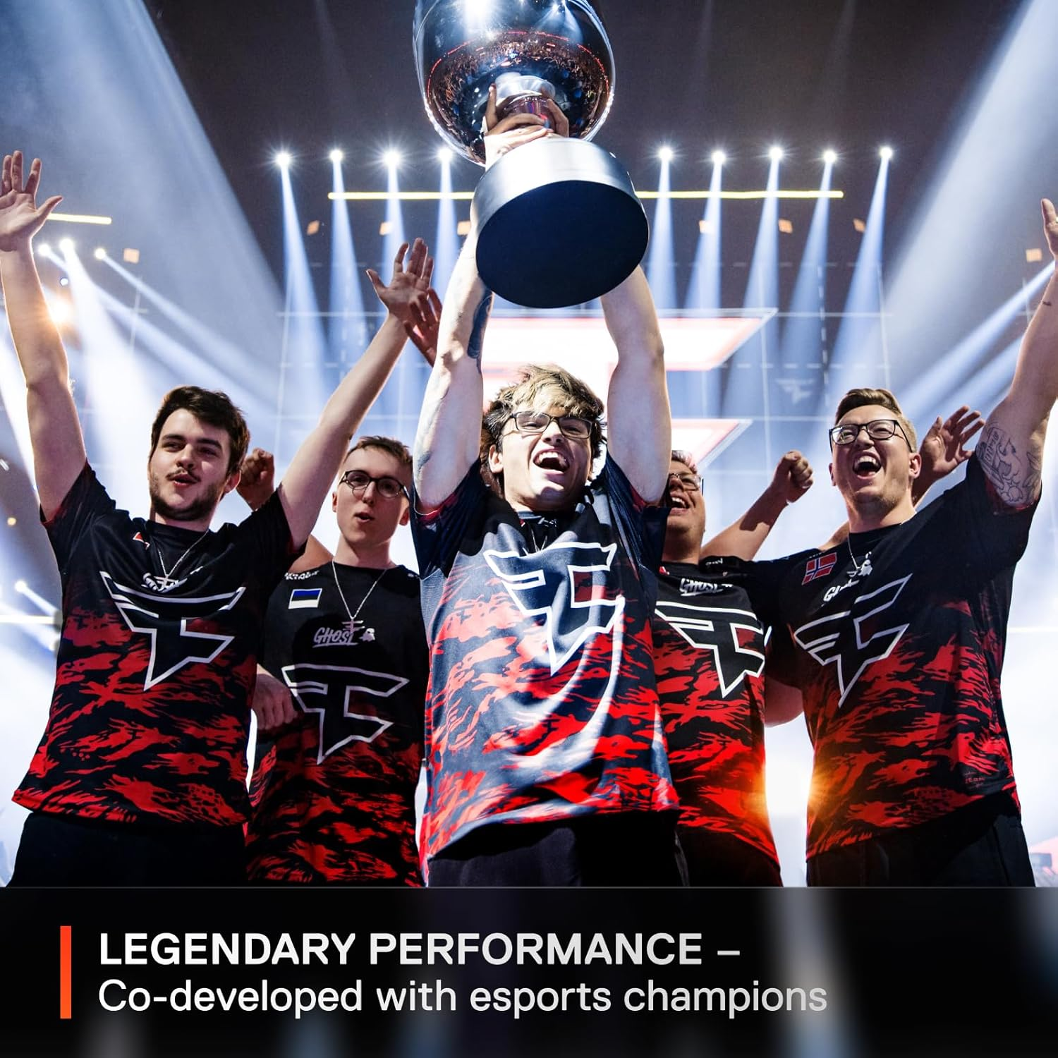 Squadra esports festeggia vittoria, tiene trofeo, palco illuminato, testo.