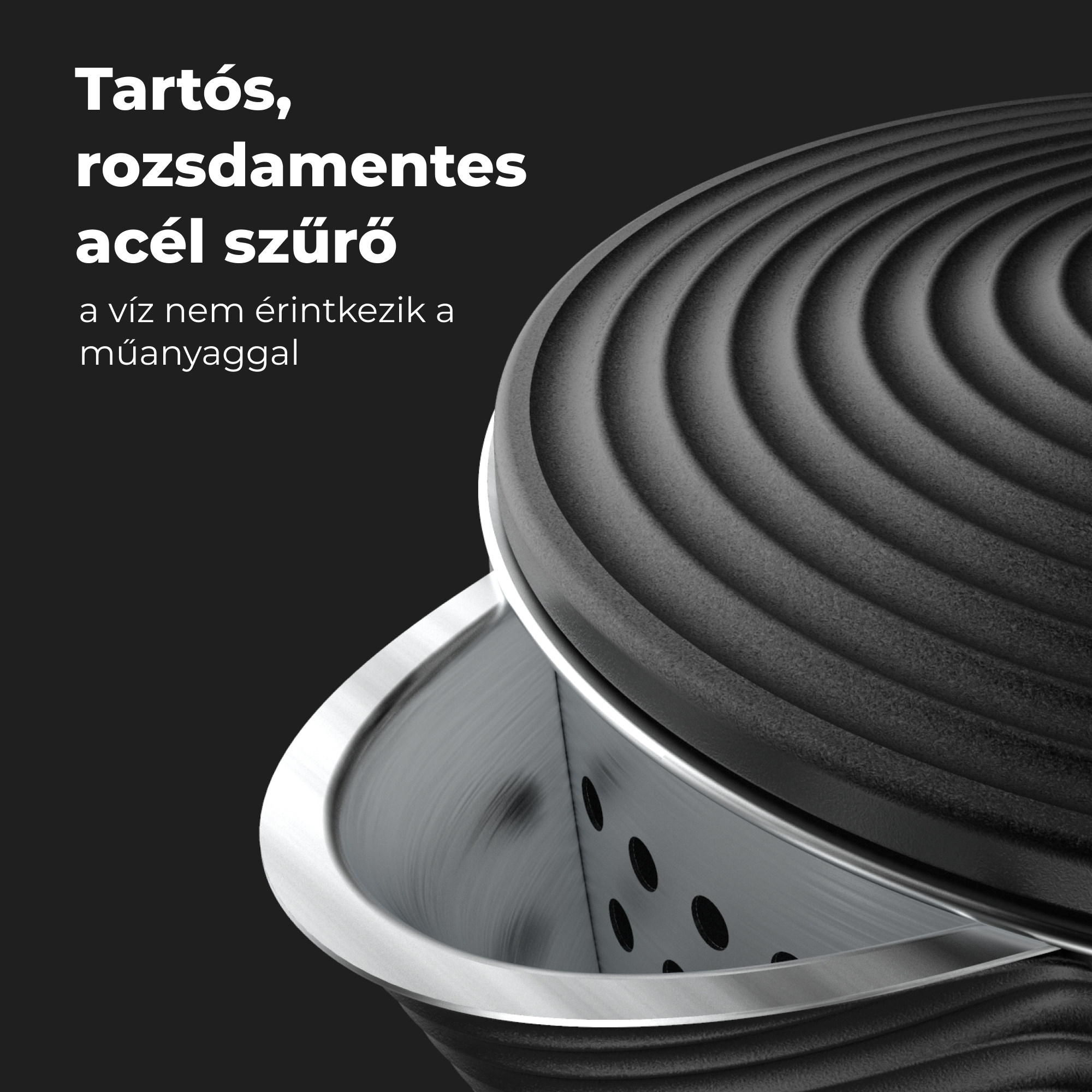 Egy fekete vízforraló acélszűrővel.