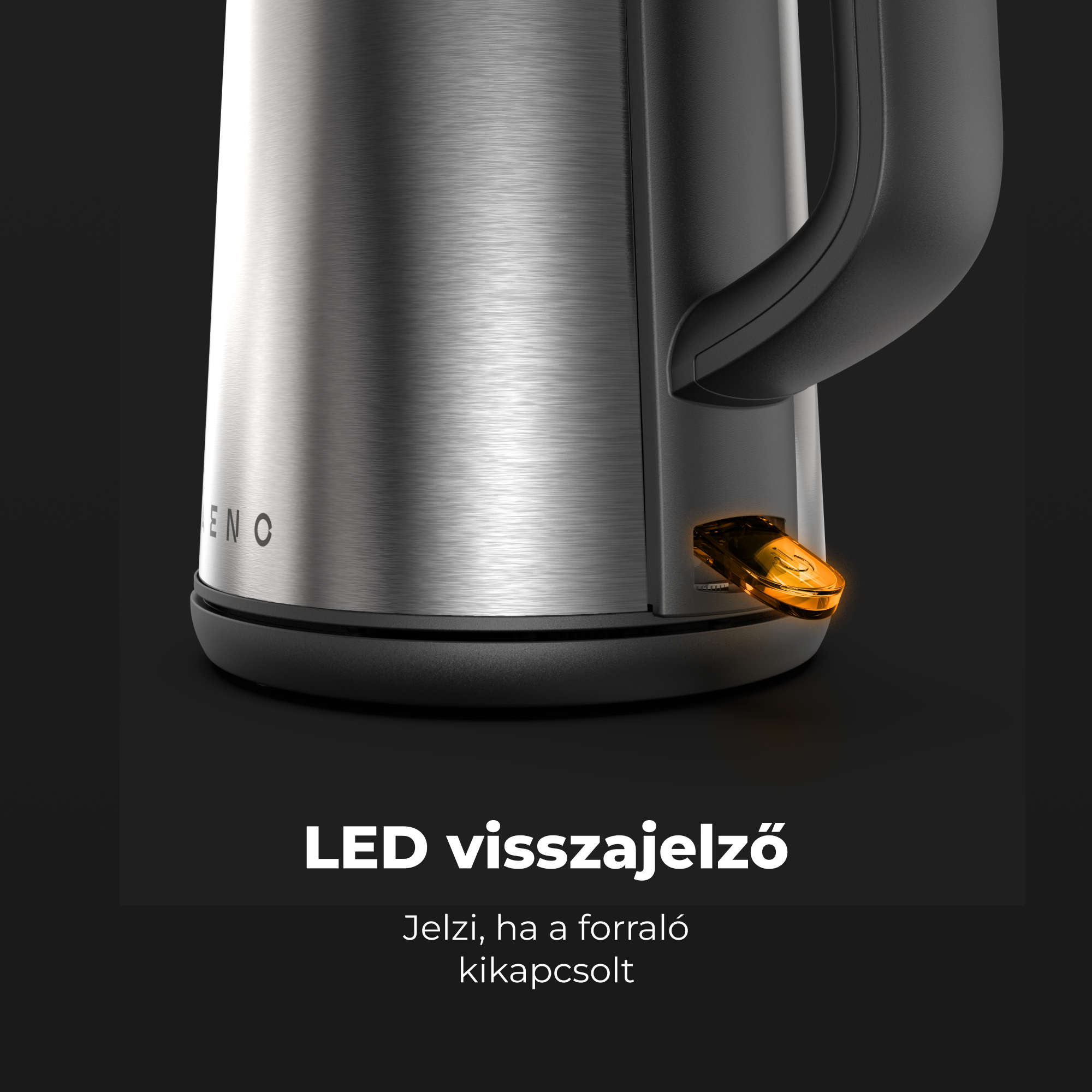Ezüst testű vízforraló, fekete fogantyúval és világító narancssárga LED jelzővel. Fekete háttér.