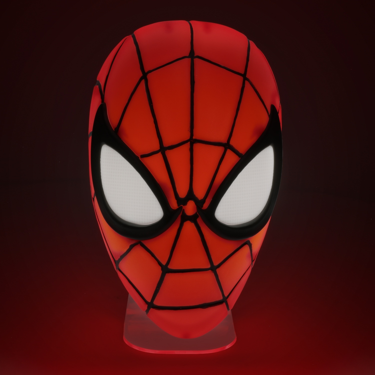 Spider-Man-masker op een doorzichtige standaard, rode achtergrond.