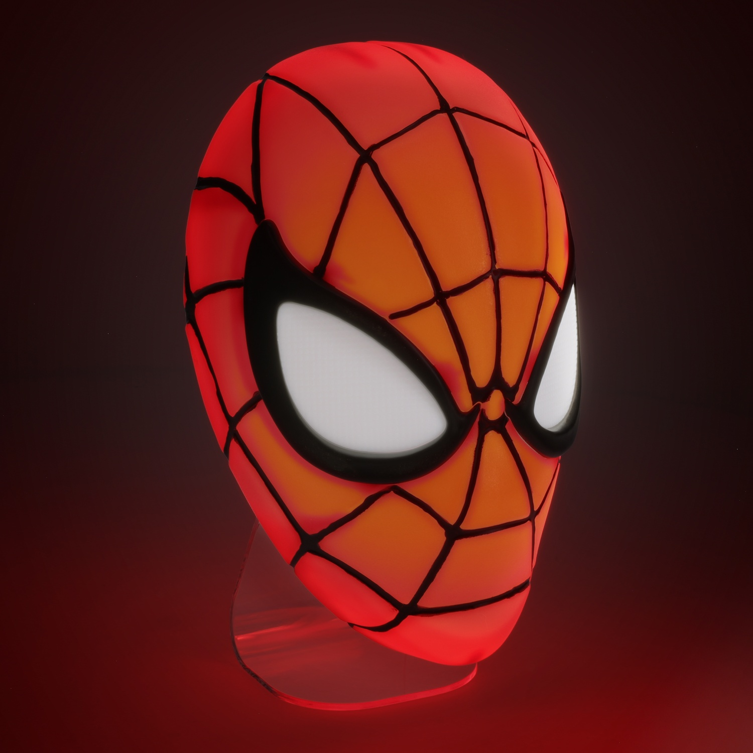 Een Spider-Man-masker op een standaard, rood met zwarte webben en witte ooglenzen.