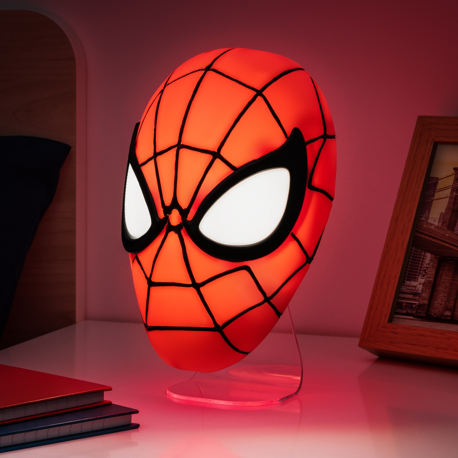 Spiderman-maskerlamp op een nachtkastje, met een frame.