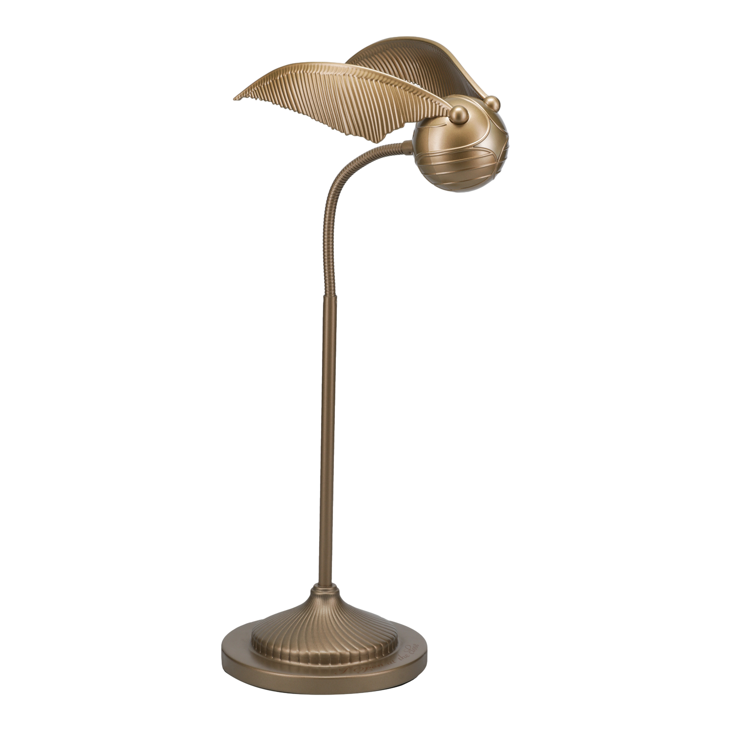 Gouden Snitch uit Harry Potter. Het staat op een standaard, met een gebogen steel en ronde voet. Zwarte achtergrond.