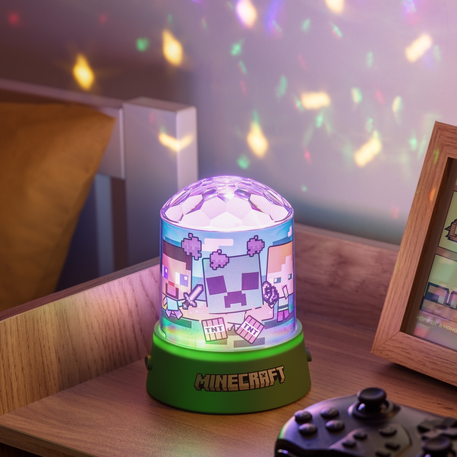 Een Minecraft-lamp met een groene basis, op een nachtkastje.
