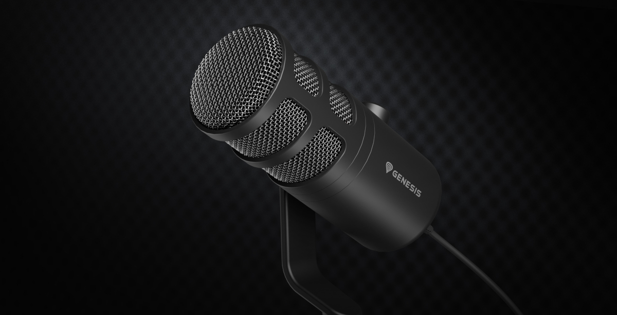 Czarny mikrofon z siatkową głowicą i logo Genesis, ustawiony pod kątem na statywie, na ciemnym tle.