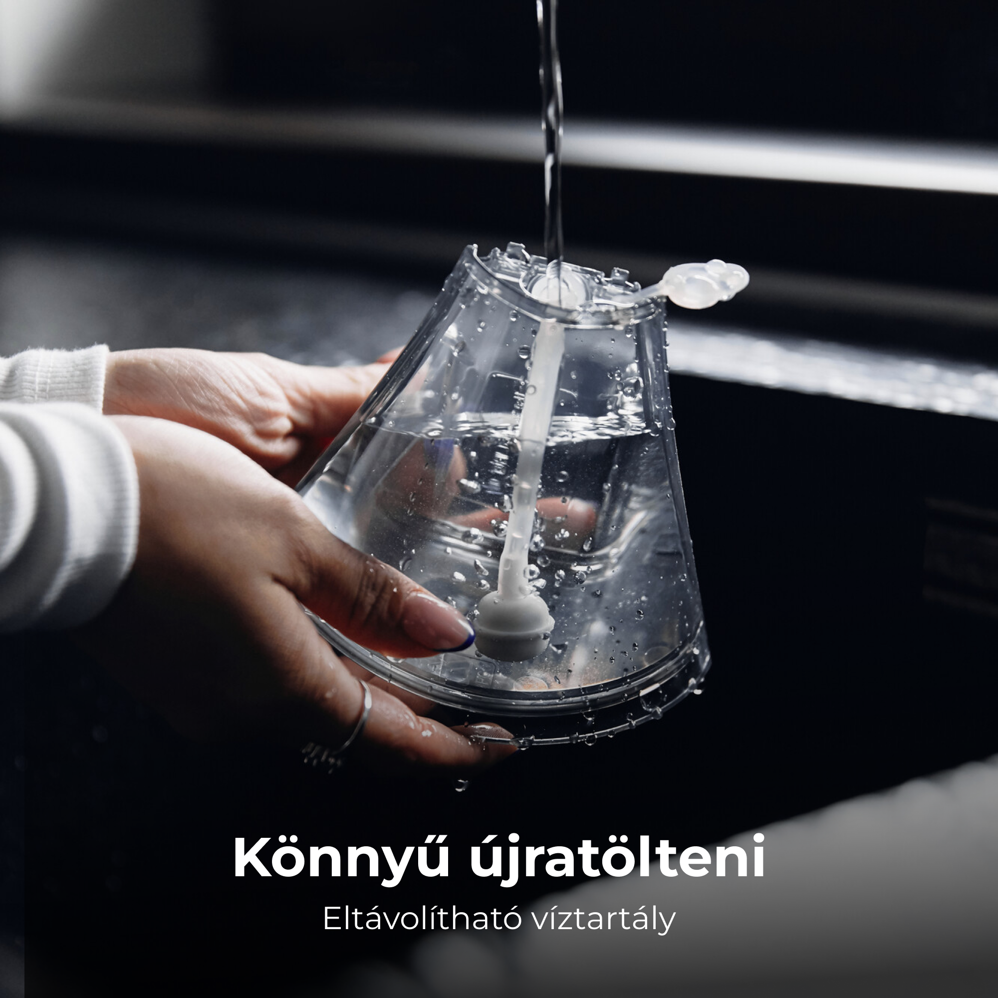 Kezek egy átlátszó víztartályt tartanak. Fehér szűrővel és fekete háttérrel.