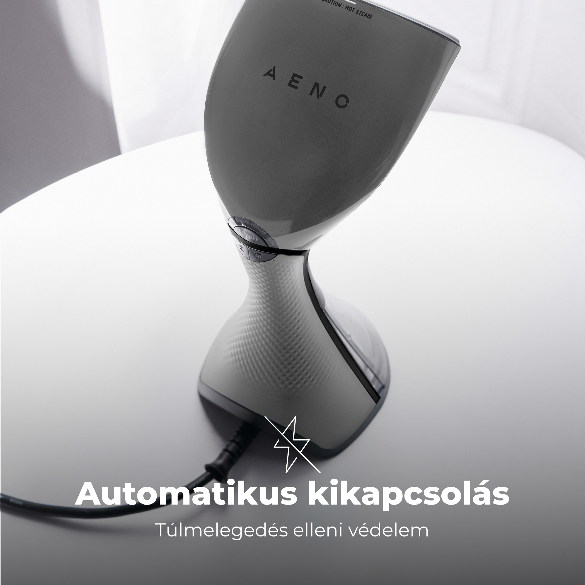 Ruhagőzölő az asztalon. Szöveg: Automatikus kikapcsolás. Túlmelegedés elleni védelem.