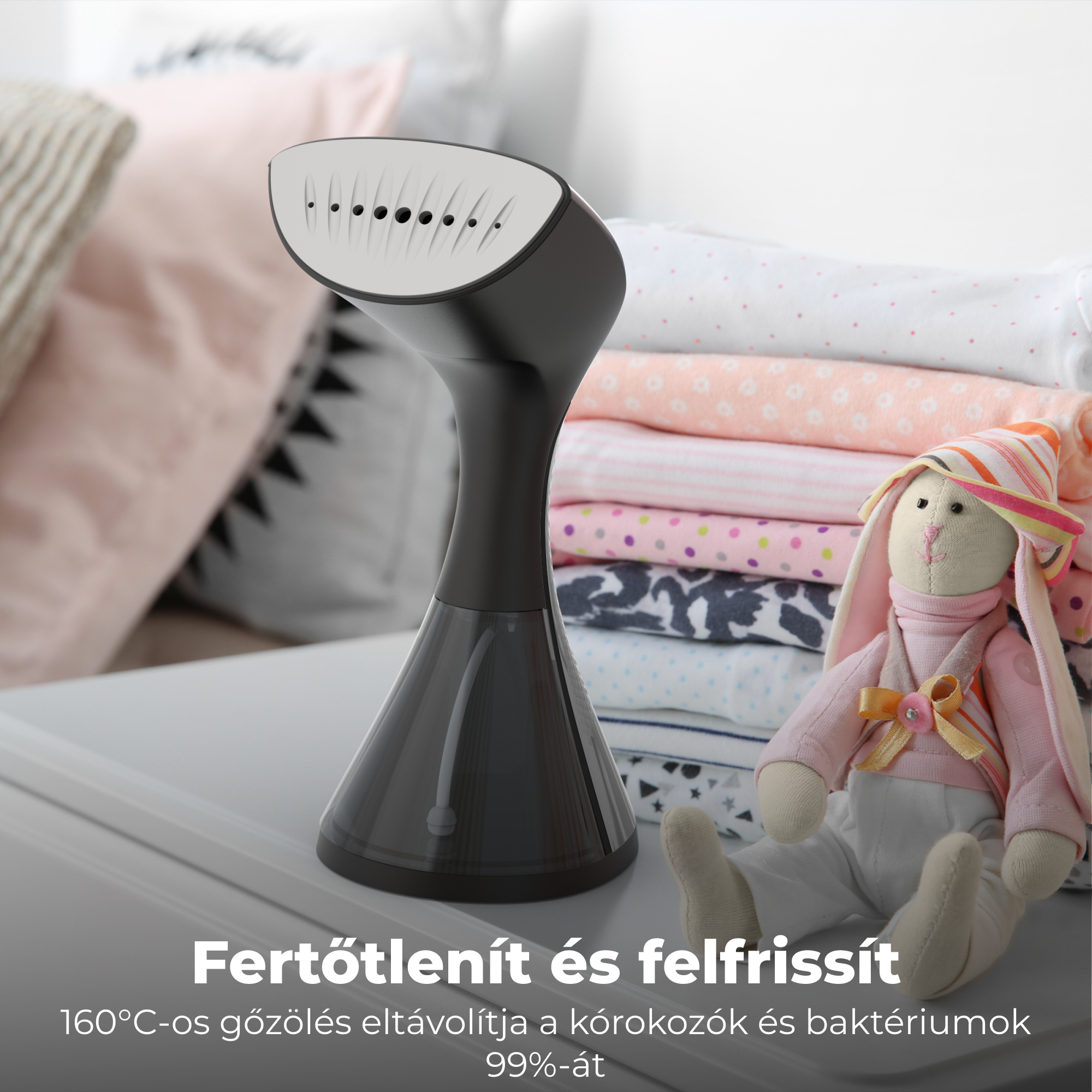 Ruhagőzölő egy rakás ruha és egy plüssnyuszi mellett. Szöveg: Fertőtlenít és felfrissít.