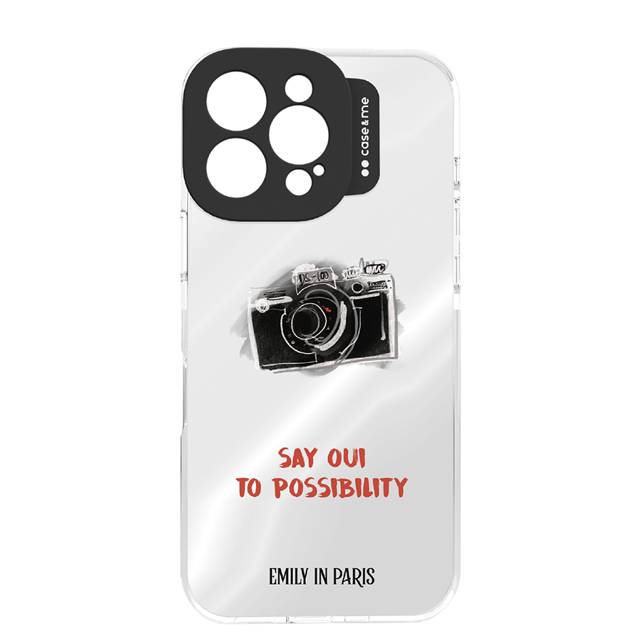 Üzerinde kamera grafiği, 'Say Oui to Possibility' ve 'Emily in Paris' yazan telefon kılıfı.