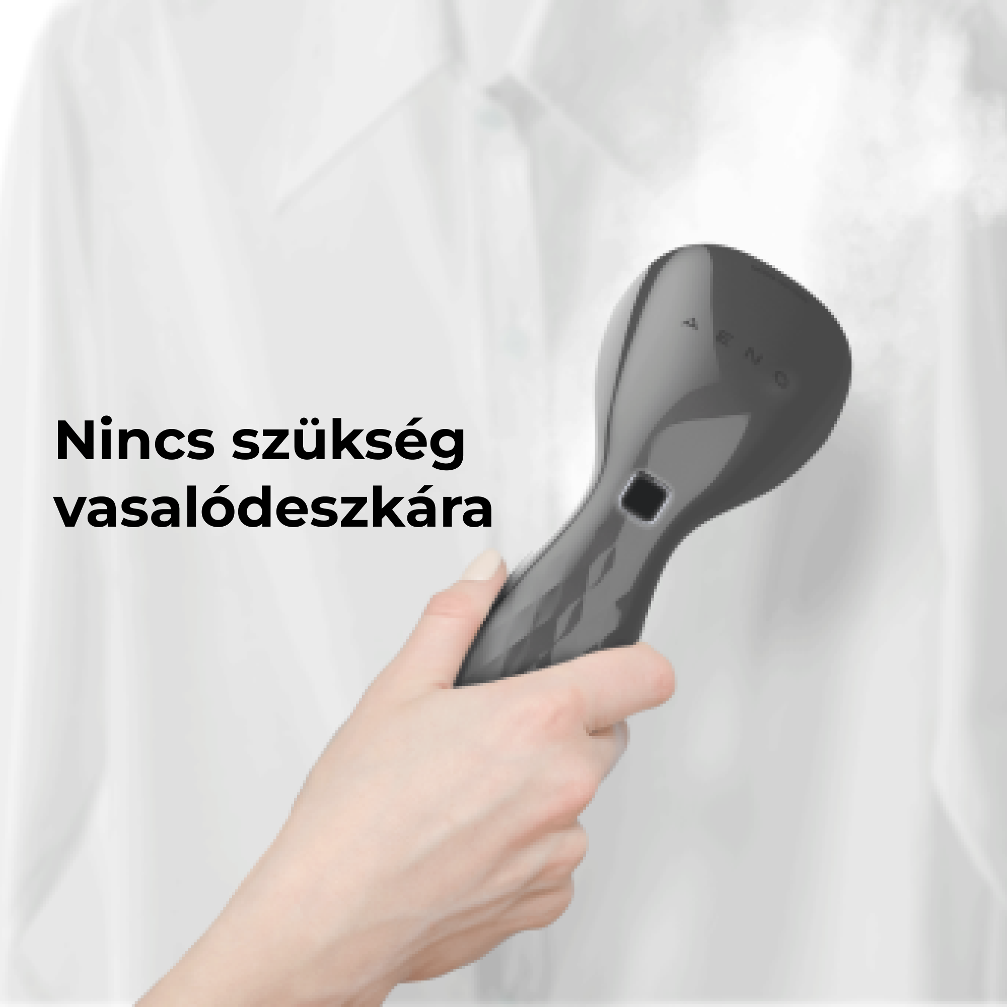 Egy kézi gőzölő gőzöl egy fehér inget.