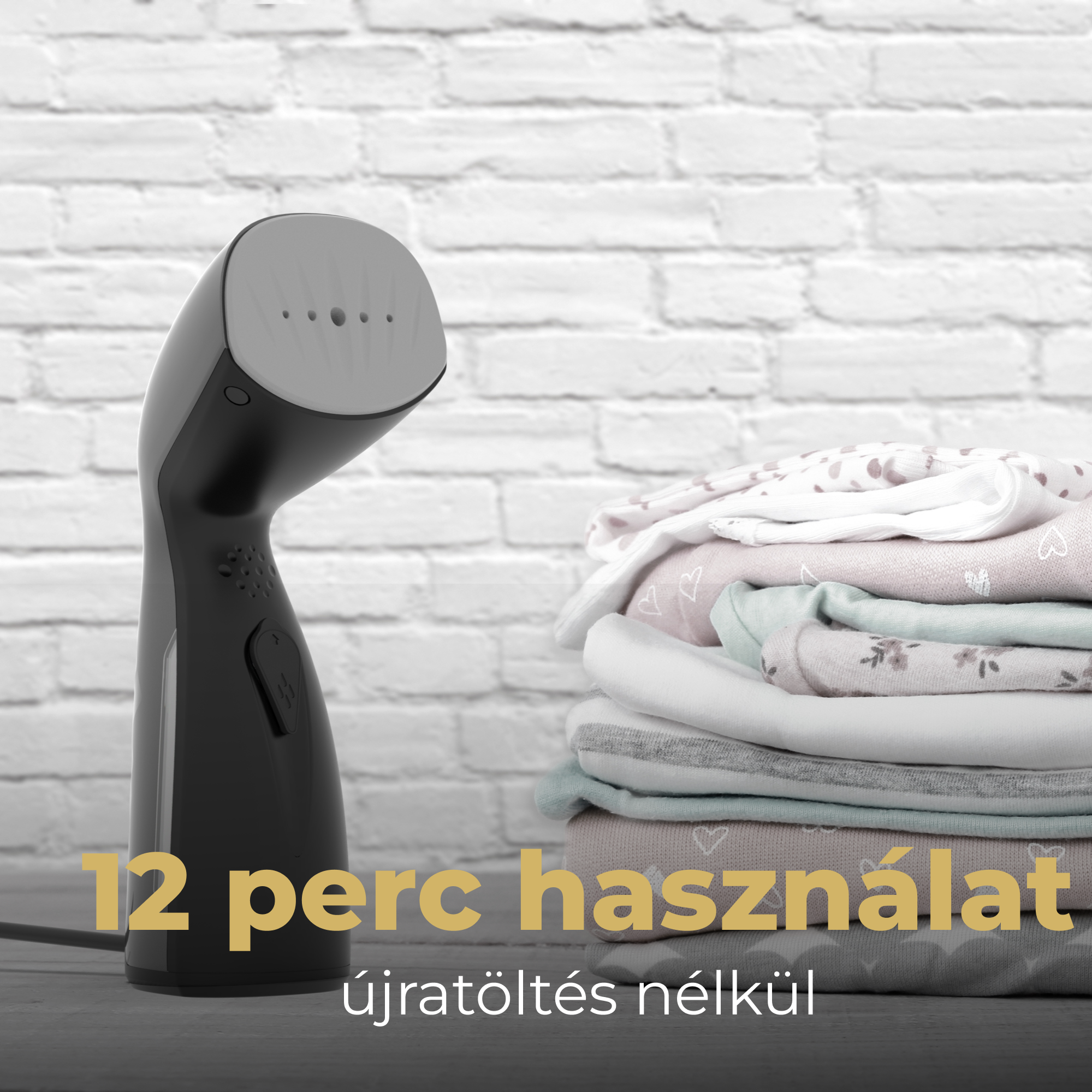 Egy fekete ruhagőzölő egy rakás összehajtott ruha mellett, fehér téglás fal háttérrel.