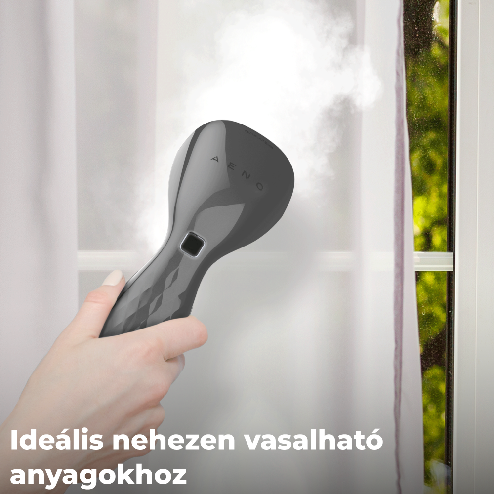 Kéz tart egy szürke gőzölőt egy fehér függönyös ablak előtt.