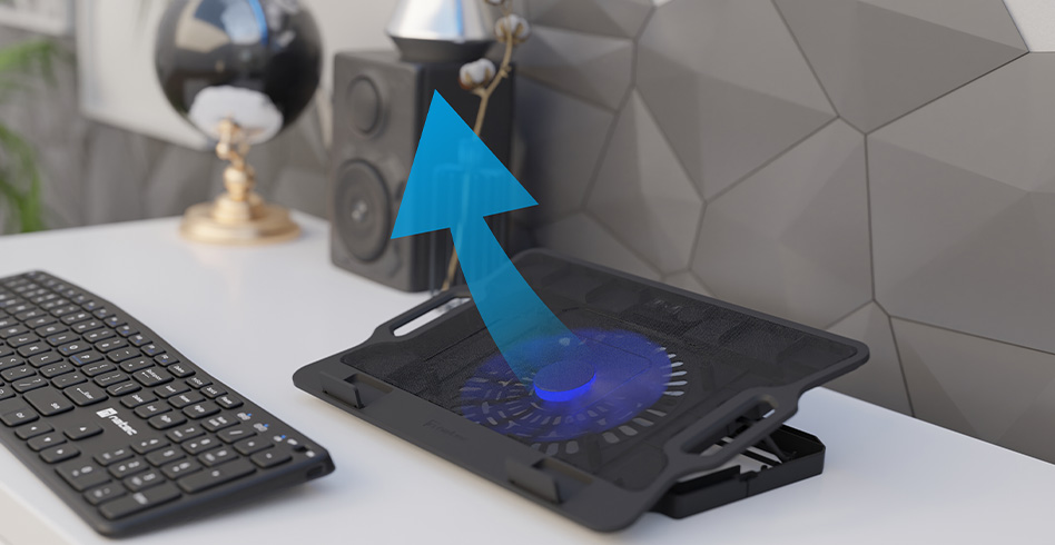 Czarna chłodnica do laptopa z niebieską strzałką w górę.