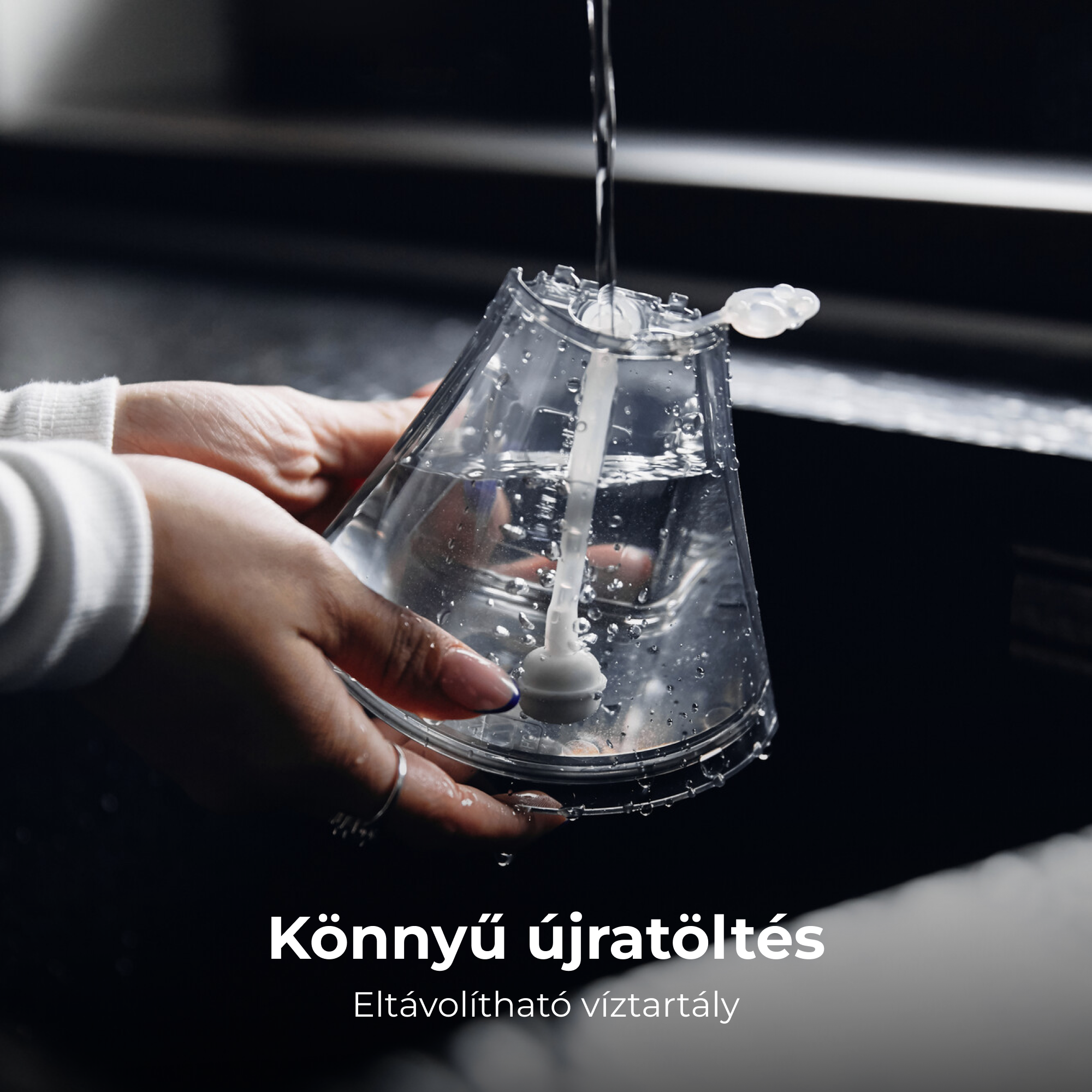 Kéz átlátszó víztartályt tölt vízzel, fekete mosogató fölött, szöveg: Könnyű újratöltés.