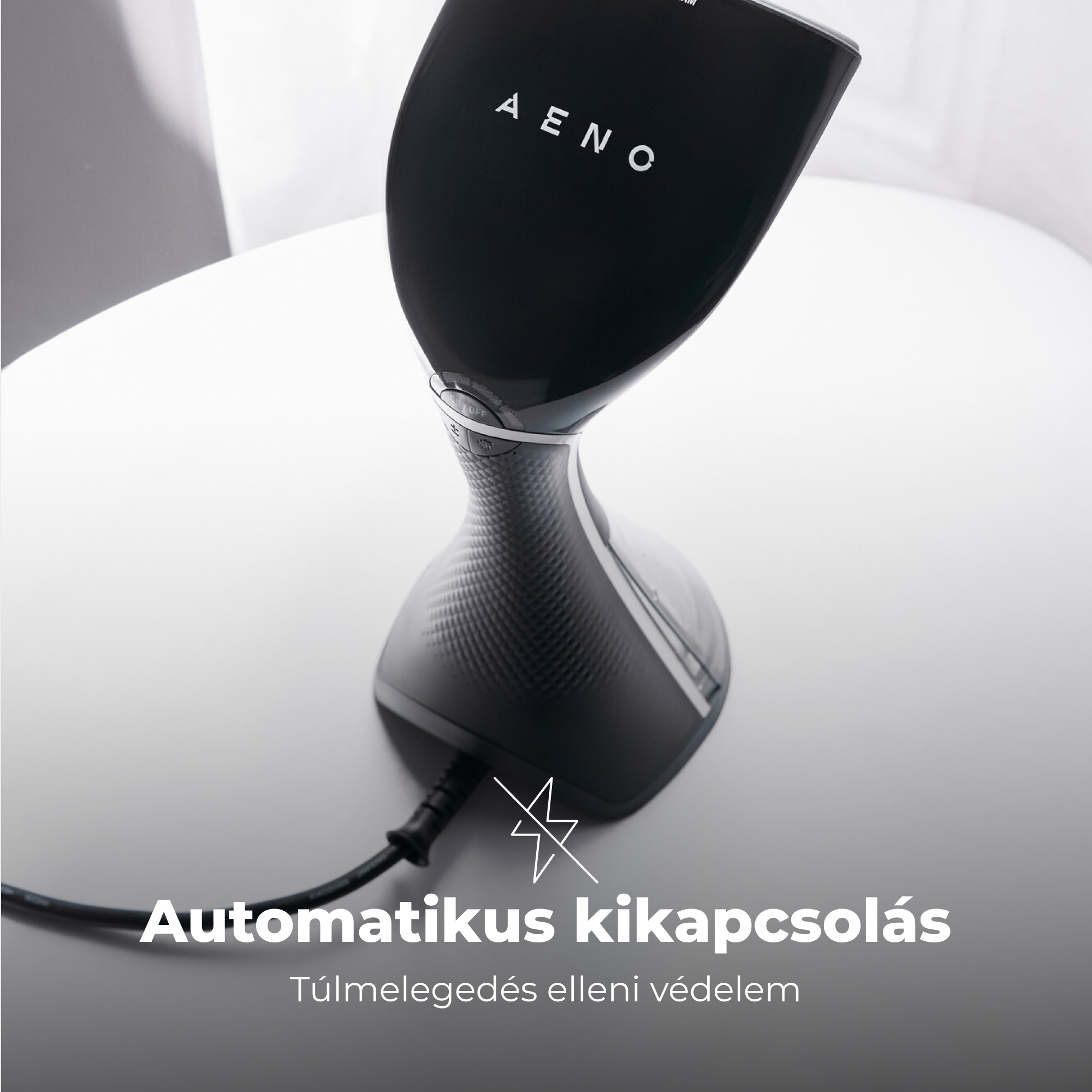 Fekete ruhagőzölő, szöveggel: 'AUTOMATIKUS KIKAPCSOLÁS' és logó. Szürke háttér.