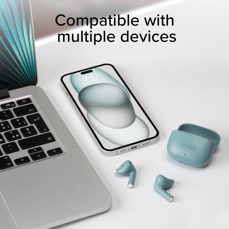 Ein Laptop, Smartphone und kabellose Ohrhörer. Die Ohrhörer und das Etui sind blau. Weiße Oberfläche.