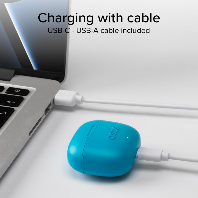 Blaues Ladeetui über Kabel mit Laptop verbunden. Text zeigt 'Aufladen mit Kabel' und was enthalten ist.