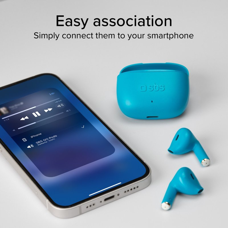 Kopfhörer und Etui neben Telefon mit Musik-App. Text sagt 'Einfache Verbindung' und 'SBS GO Pods'.