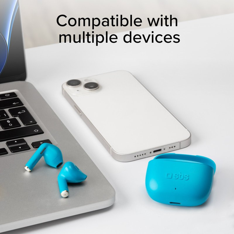 Blaue Ohrhörer, Telefon und Ladecase auf einem Laptop, was Kompatibilität zeigt.