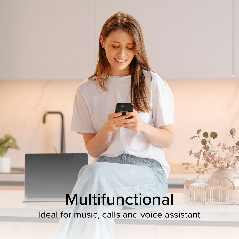 Frau sitzt, benutzt Telefon. Küchenhintergrund. Text: 'Multifunktional'. Ideal für Musik, Anrufe und Sprachassistenten.