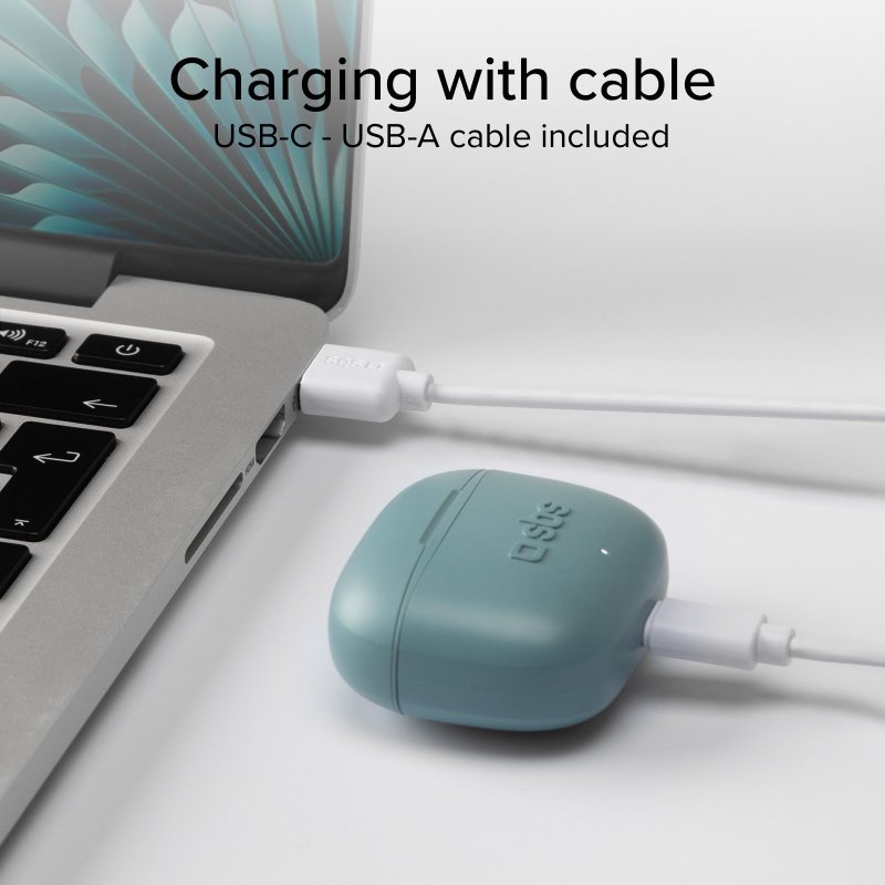 Türkisfarbenes Ladecase wird über einen Laptop geladen, USB-C-Kabel.