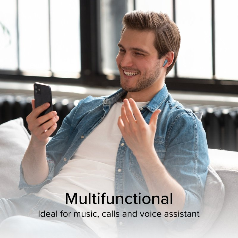 Ein lächelnder Mann mit Ohrhörern, der ein Telefon hält. Text: Multifunktional.