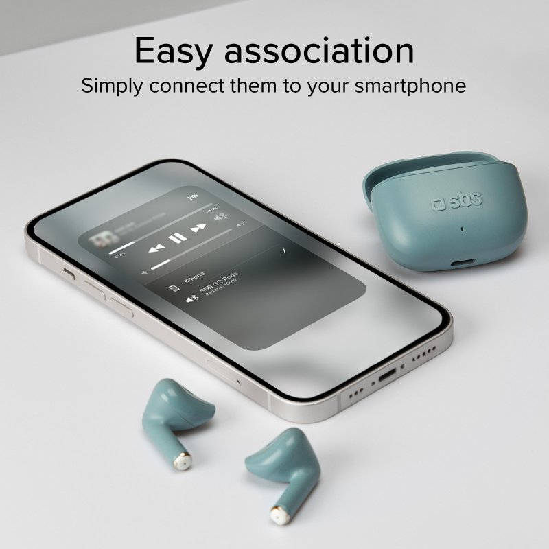 Ein Telefon, das Musiksteuerungen anzeigt, sowie Ohrhörer und deren Hülle. Der Text lautet 'Easy association'.