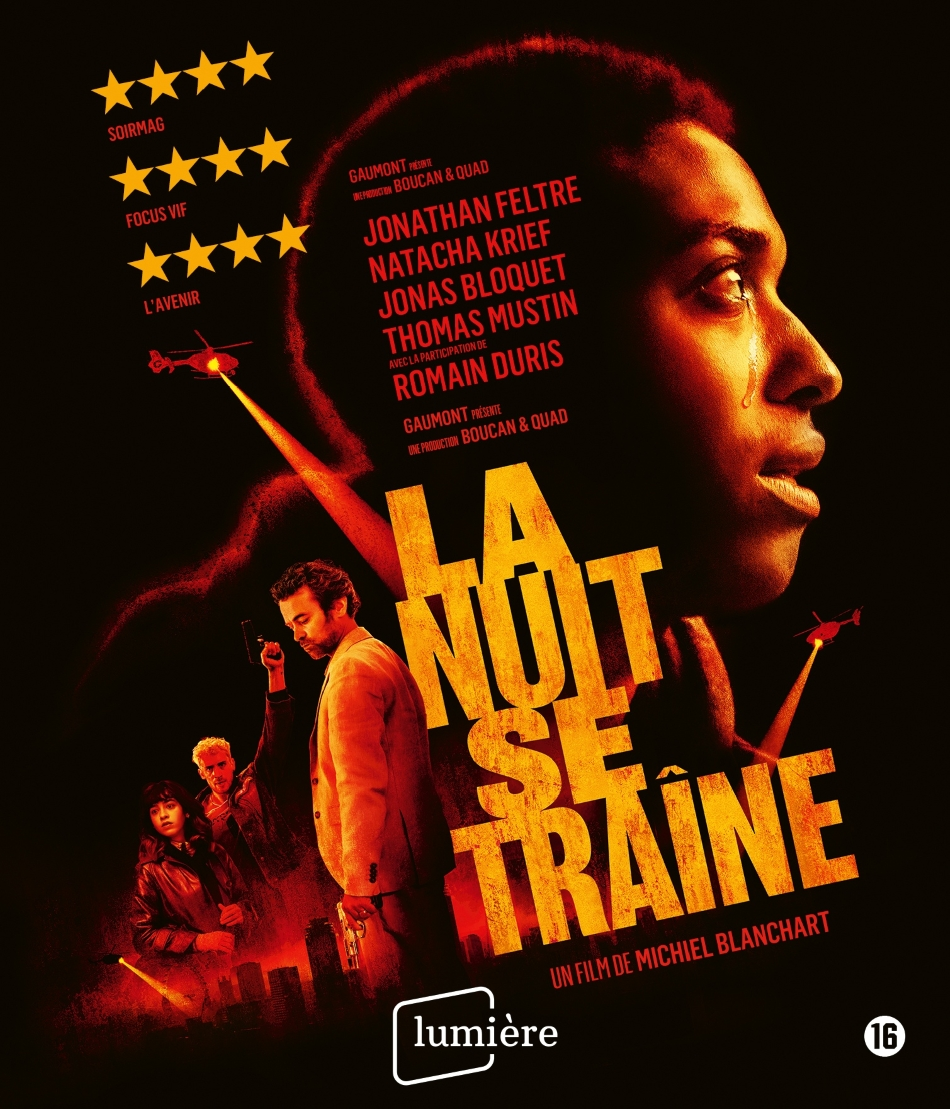 Filmposter: La Nuit Se Traîne. Het gezicht van een man, andere personages en een nachtscène met helikopters.