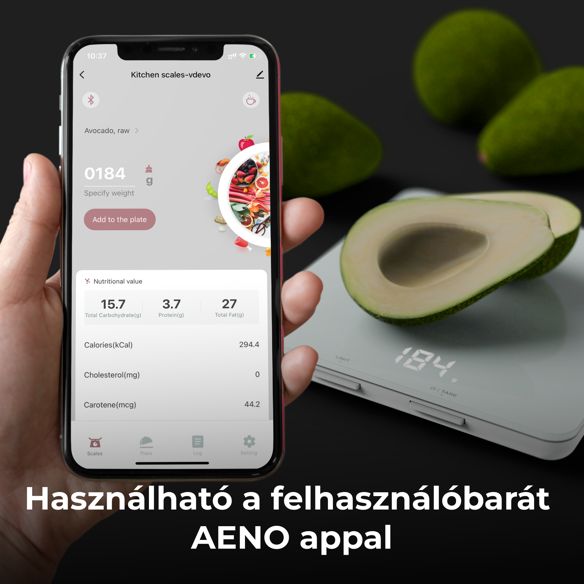 Egy telefon képernyője táplálkozási információkat mutat, és egy fehér digitális mérleg avokádókkal.