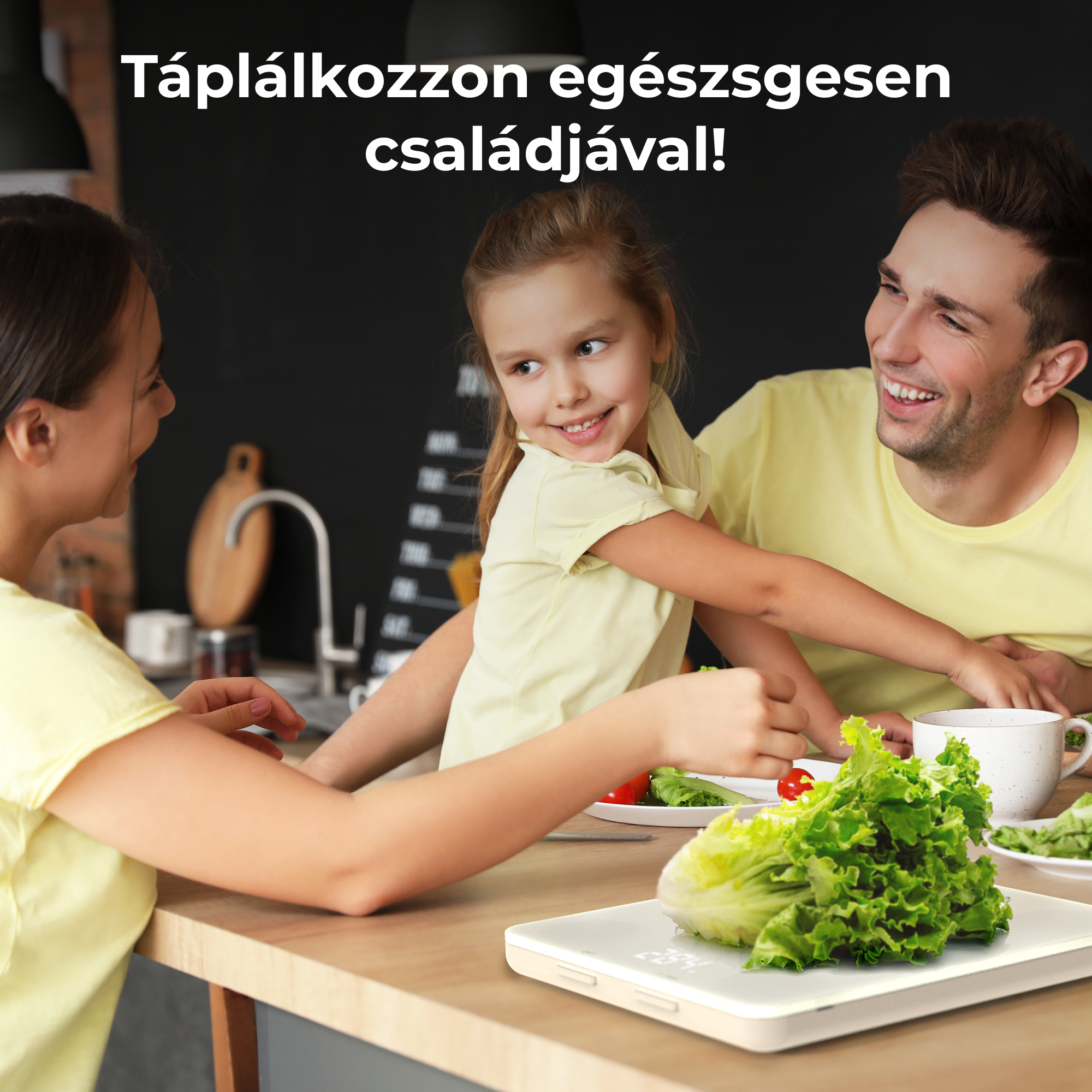 Család a konyhában. Egy nő salátát mér a mérlegen, mosolyogva a többiekre.