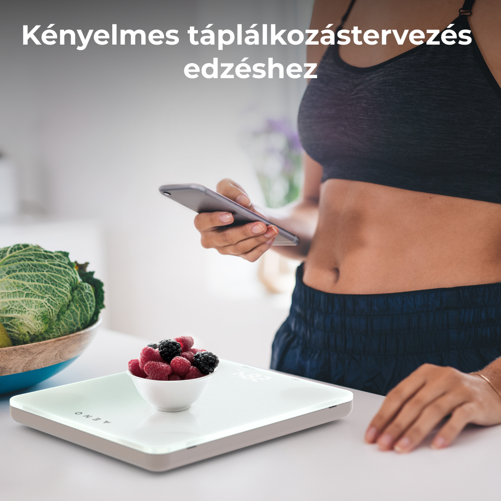 Nő ételt készít, mérleggel, bogyókkal és telefonnal.