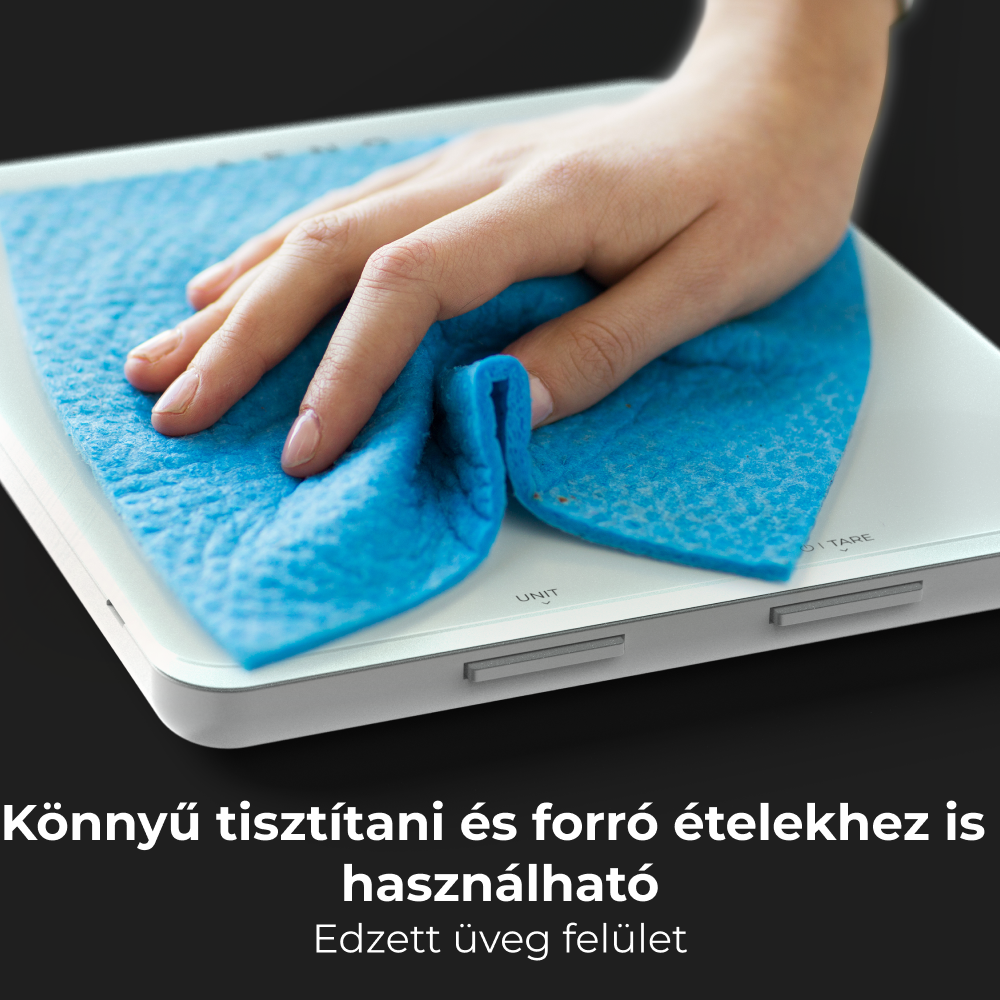 Egy kéz kék ruhával töröl le egy fehér mérleget. Fekete háttér.