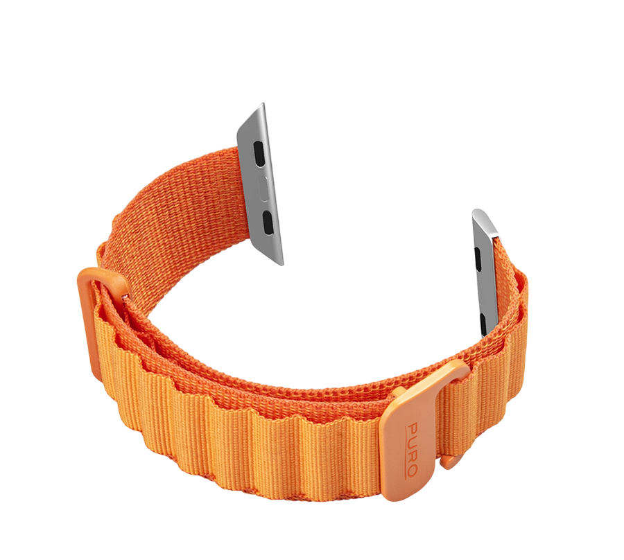 Ein orangefarbenes Puro-Armband mit silbernen Anschlüssen, auf weißem Hintergrund.