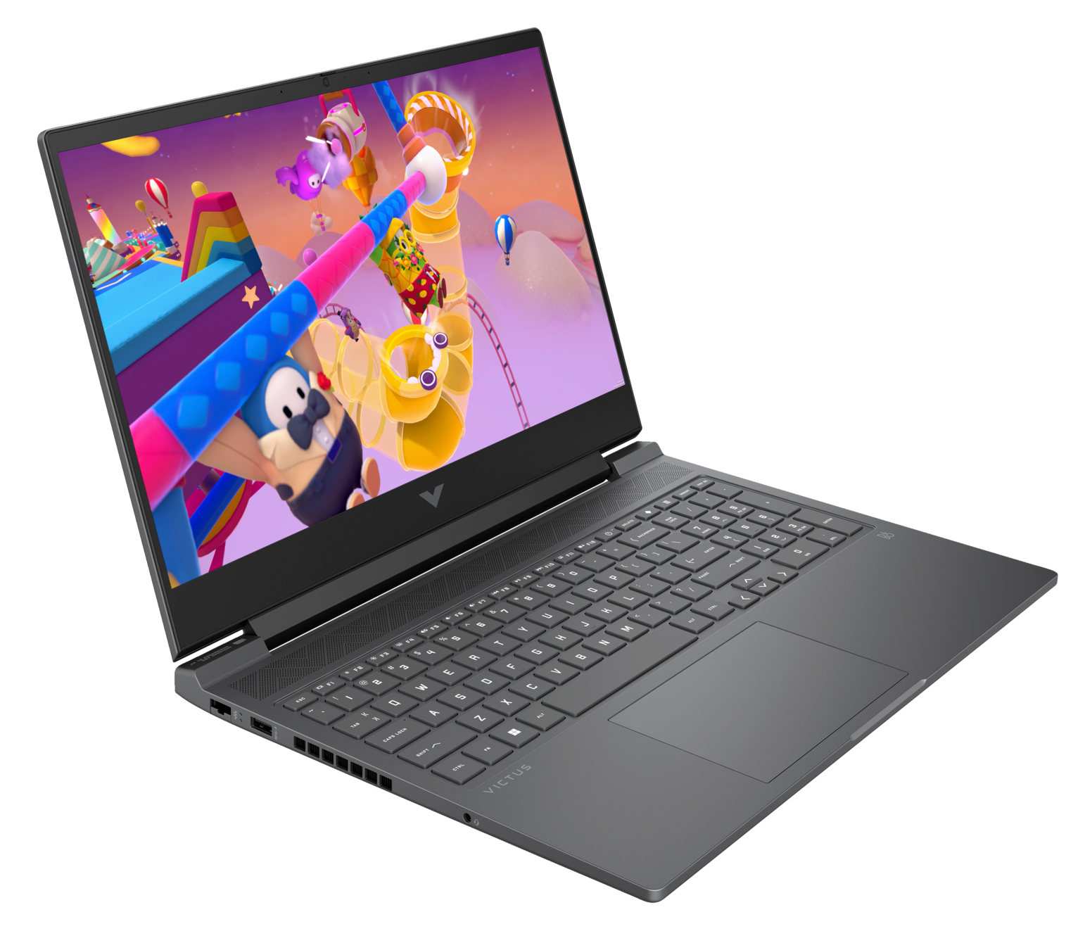 Laptop wyświetlający grę wideo. Laptop jest szary i otwarty na białej powierzchni.