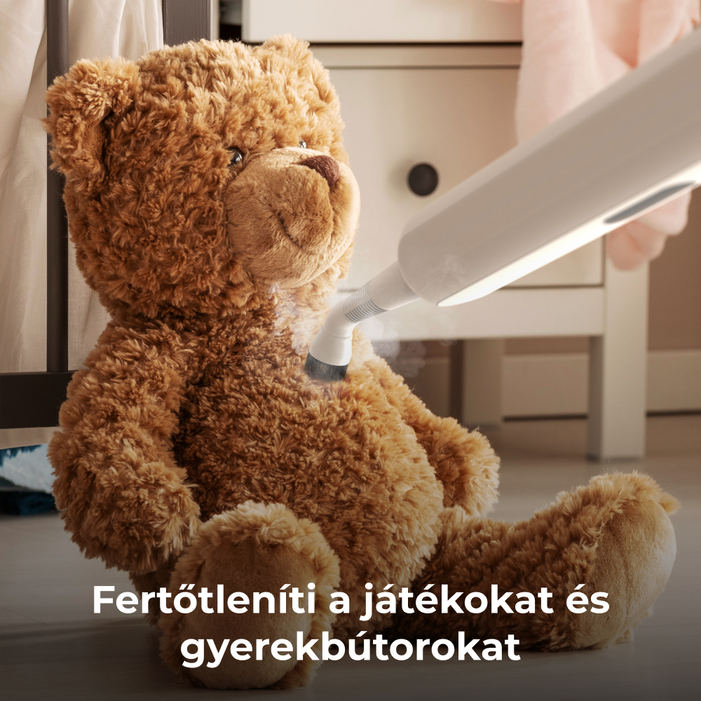 Gőzölő tisztít egy barna macit, fehér komóddal a háttérben.