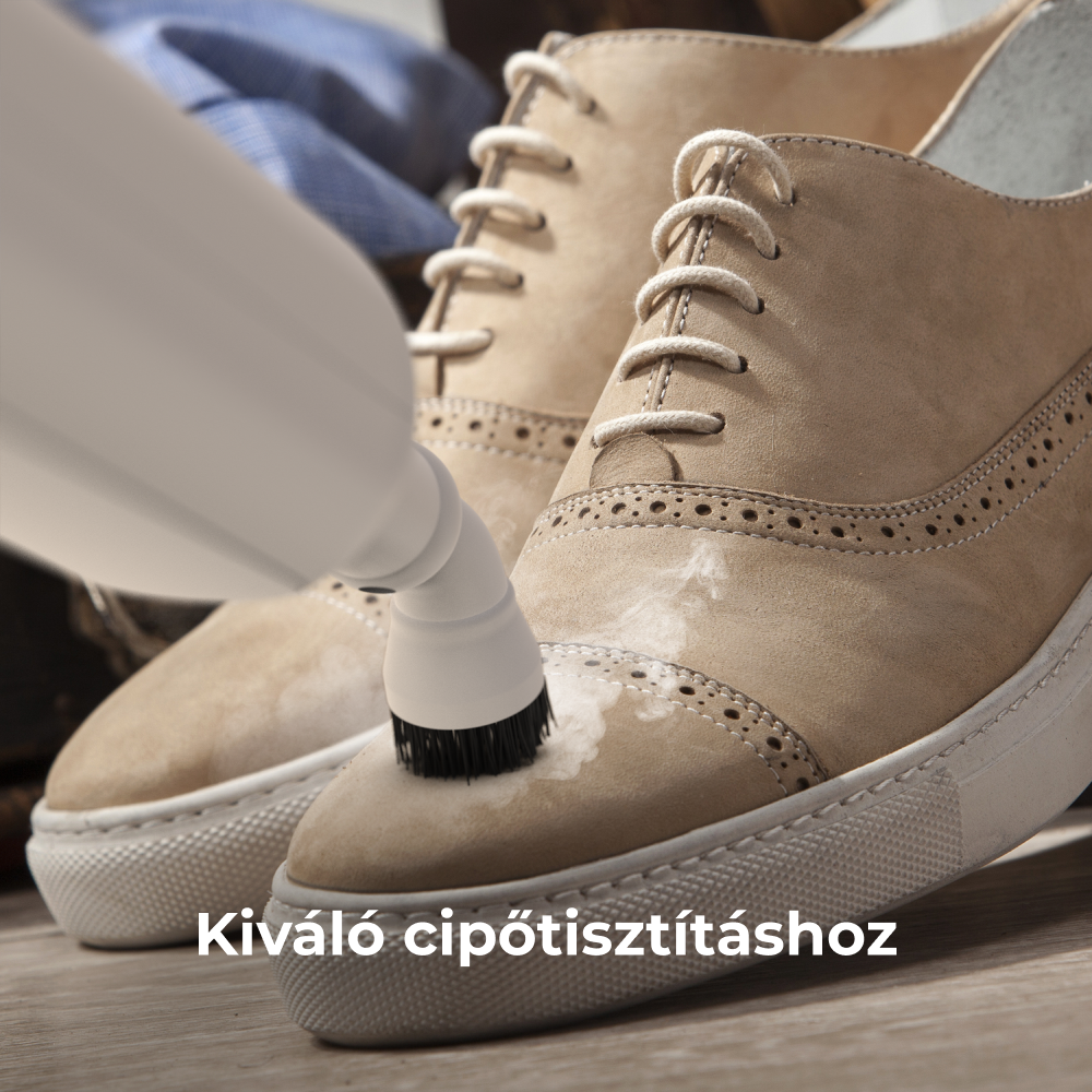 Egy cipőt fehér kefével tisztítanak. Gőz jön ki. Egy másik cipő a háttérben van.
