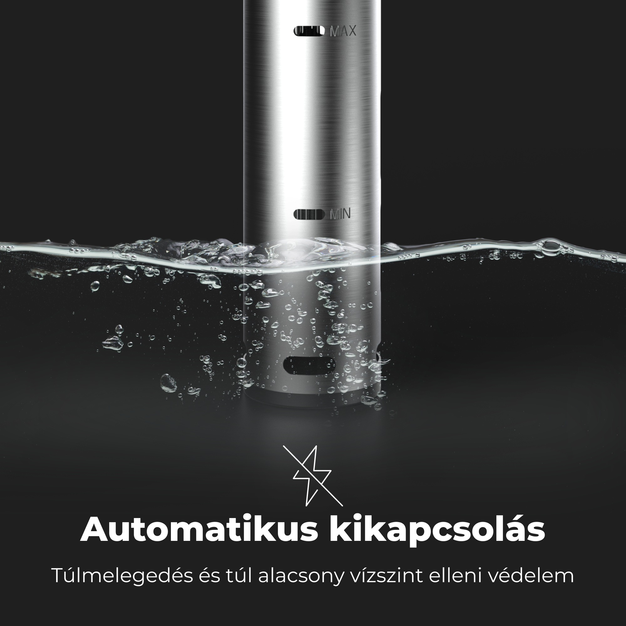Rozsdamentes merülő cirkulátor vízben buborékokkal, fekete háttér.