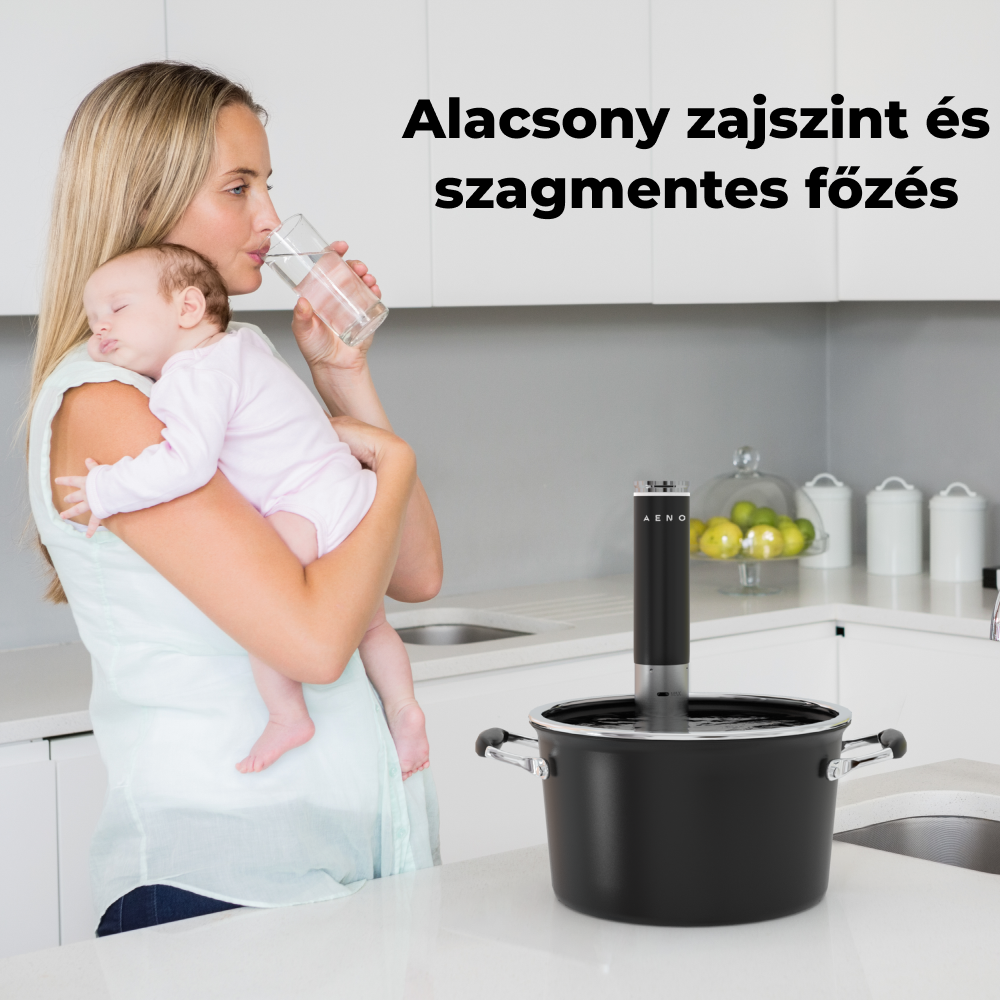 Nő babát tart és vizet iszik a konyhában. A pulton egy főzőeszköz van.