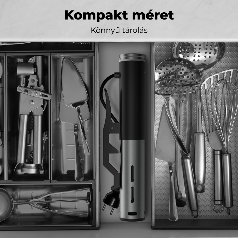 Fekete merülő cirkulátor egy fiókban konyhai eszközökkel. Szöveg: Kompakt méret. Könnyű tárolás.