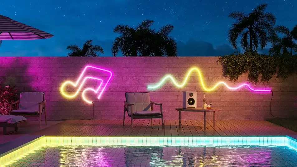 Scena nocna z basenem, neonami, krzesłami i głośnikiem.