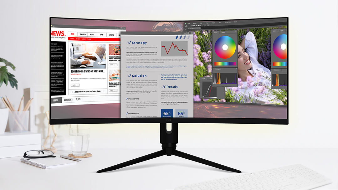 Ívelt számítógép monitor, híreket és tervező szoftvert jelenít meg. Fehér asztal és háttér.