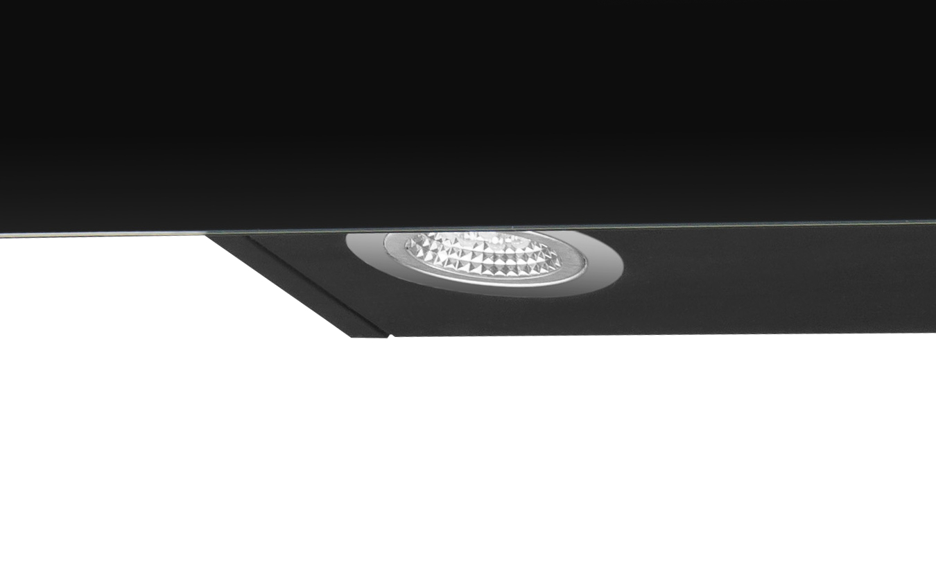 Nahaufnahme einer eingelassenen Deckenleuchte in einer schwarzen Oberfläche.