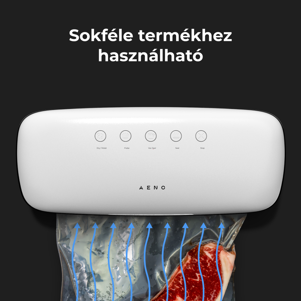 Egy fehér vákuumlezáró hússal töltött zacskóval. A zacskón kék nyilak láthatók, amelyek kifelé mutatnak.