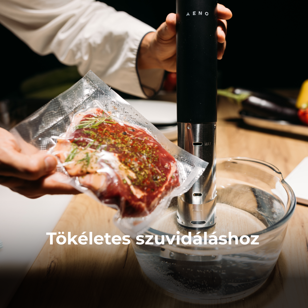 Egy személy szuvidol egy steakt vízfürdőben, egy fekete eszközzel.