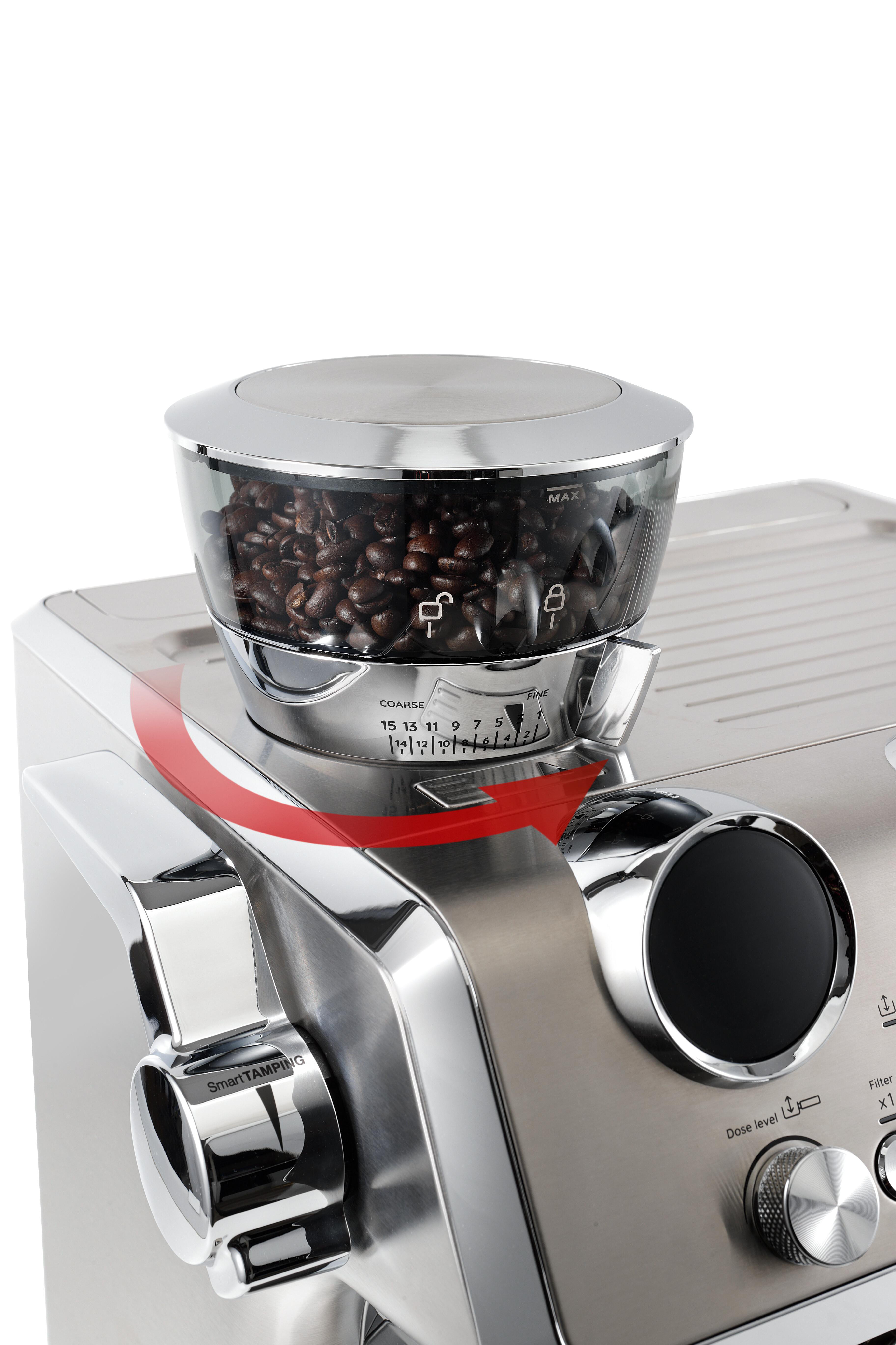 Eine silberne und schwarze Kaffeemaschine mit einem Behälter voller Kaffeebohnen.