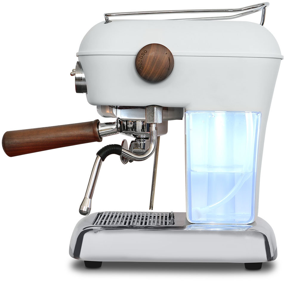 Weiße Espressomaschine mit Holzgriff und Glaswasserbehälter. Die Maschine steht auf einer Theke.