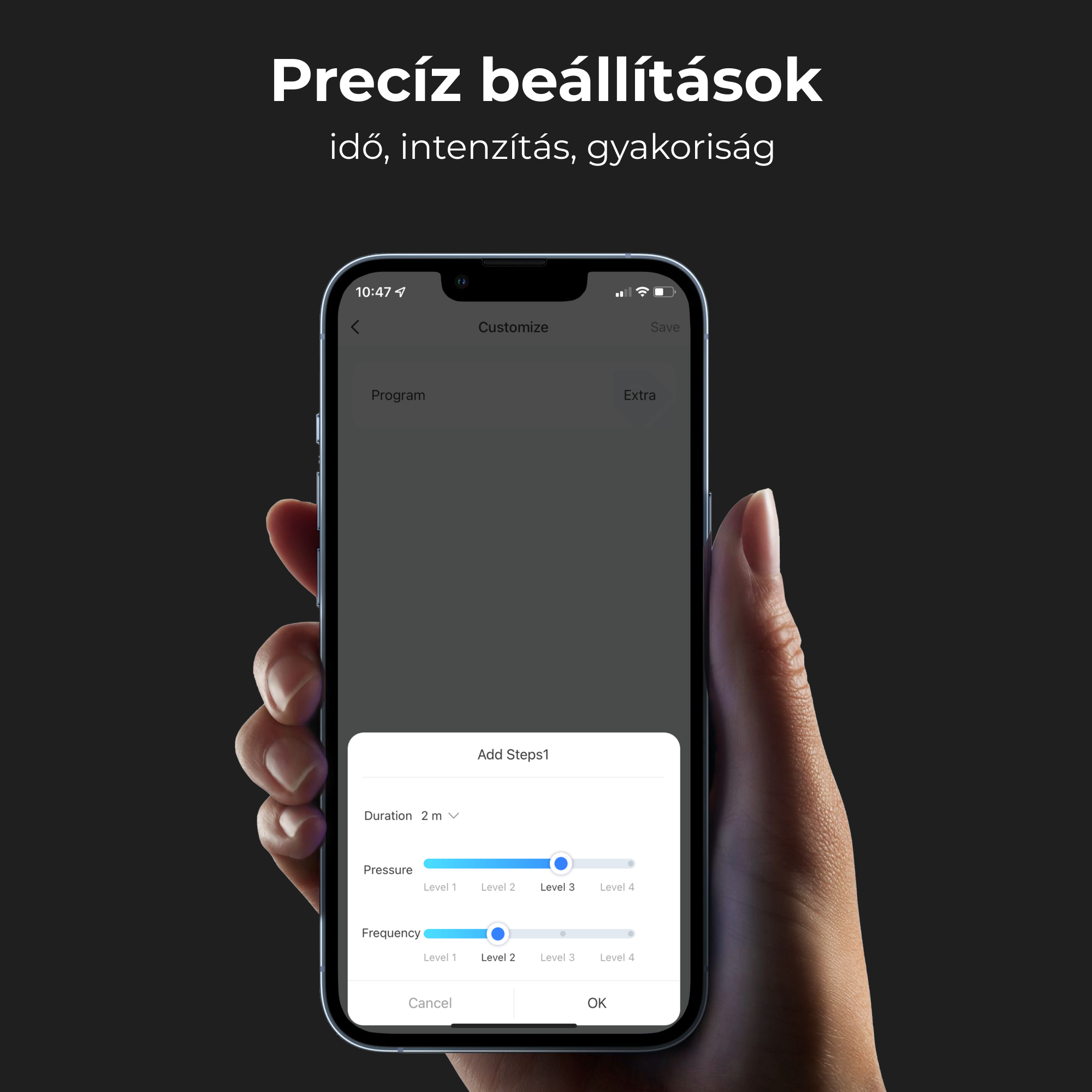 Egy kéz egy telefont tart, melyen beállításokhoz tartozó alkalmazásfelület látható. A képernyőn 'Testreszabás' opciók jelennek meg.