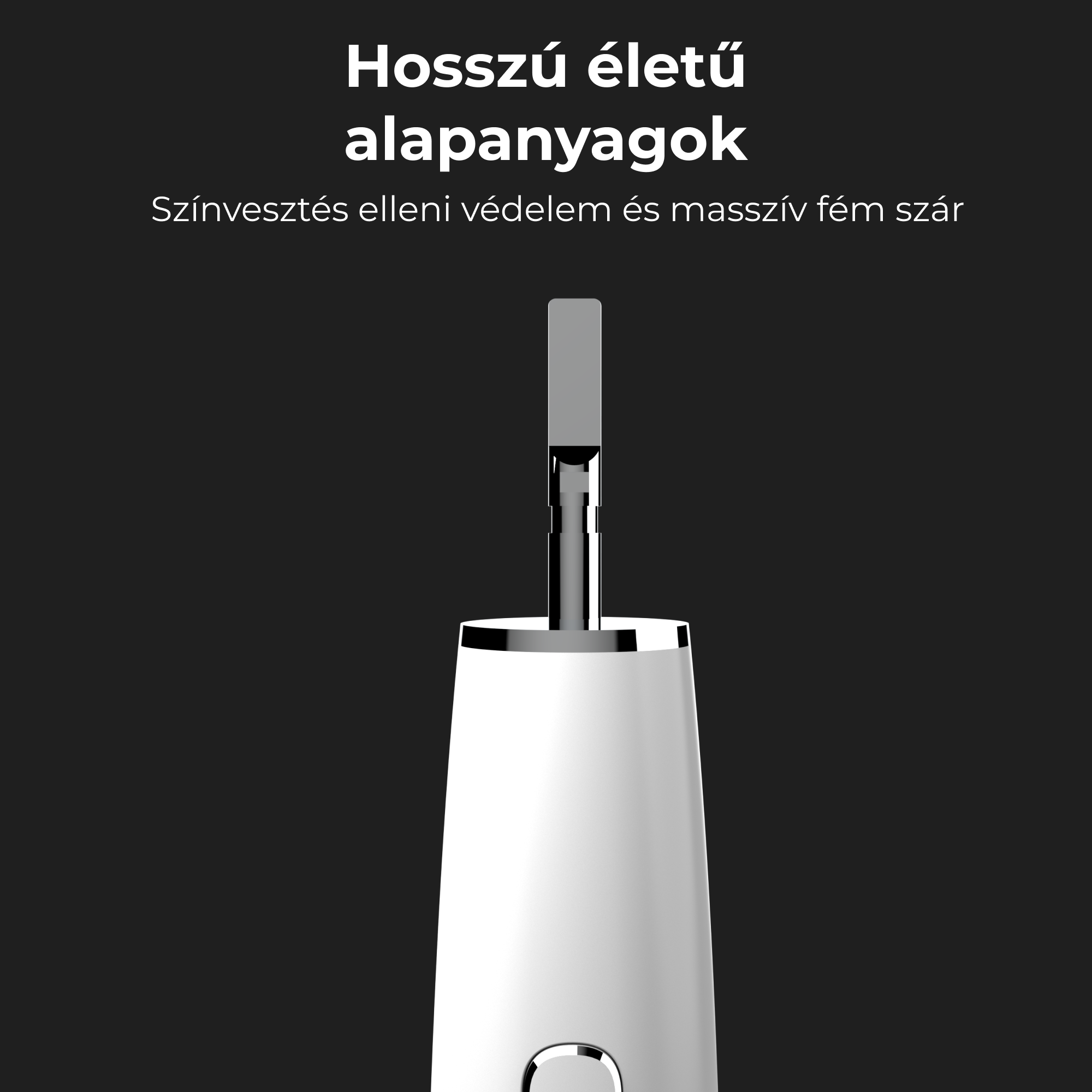 Elektromos fogkefe tetejének közeli képe. Fehér, ezüst fém alappal.