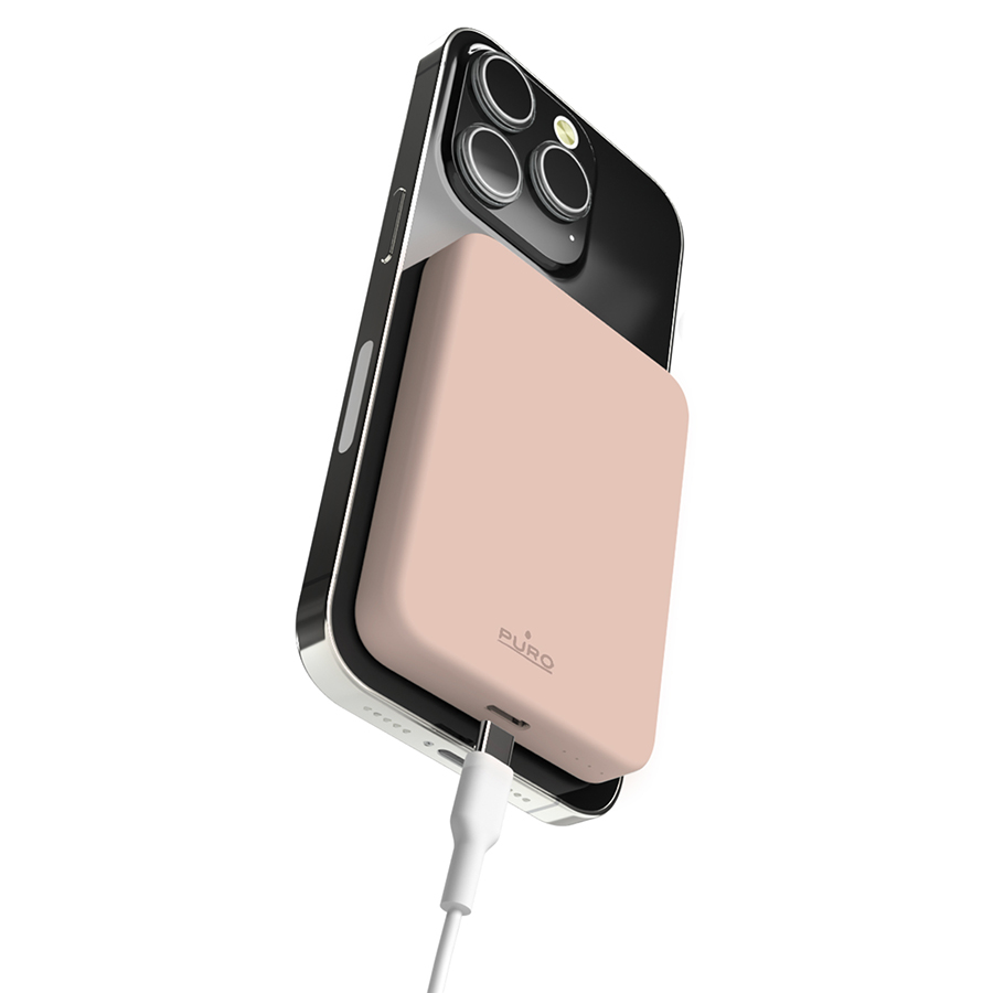 Beyaz bir kabloyla bağlı, pembe bir güç bankası bulunan siyah bir iPhone. Güç bankası üzerinde "PURO" logosu var.